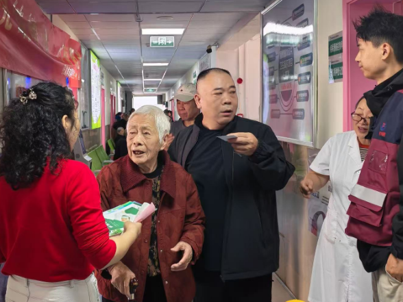 普及身心健康知识 守护老年幸福晚年——慈利县开展世界精神卫生日暨全国高血压日联合宣传活动