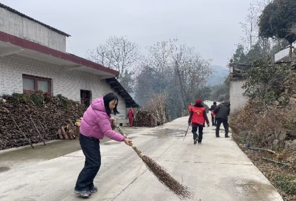 龙潭河镇水坪村：党群同心净乡路 喜迎新春盼团圆