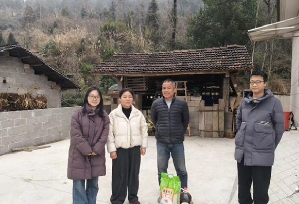 龙潭河镇铁树潭社区：新春走访进家门 真情关怀暖民心