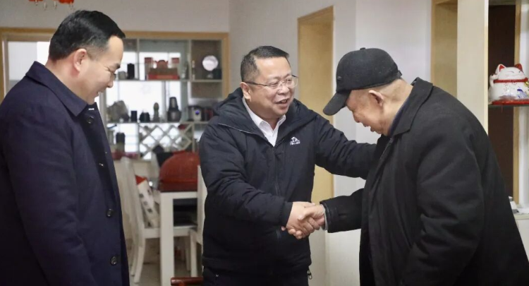 【新春走基层】侯铁夫走访慰问离退休干部