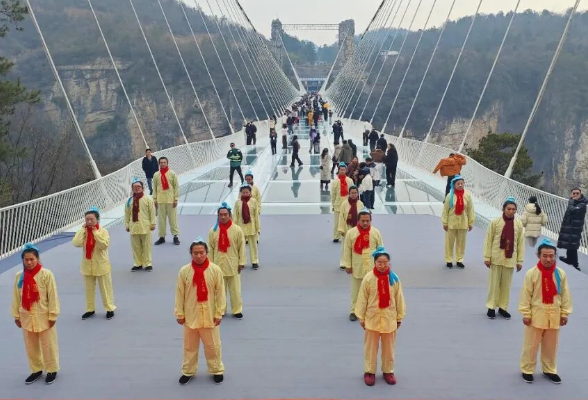 【新春走基层】张家界大峡谷春节展演启幕 非遗民俗共贺新春