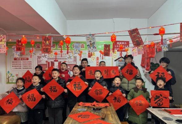 零阳街道南街社区：笔墨送福进小区 邻里同乐一家亲