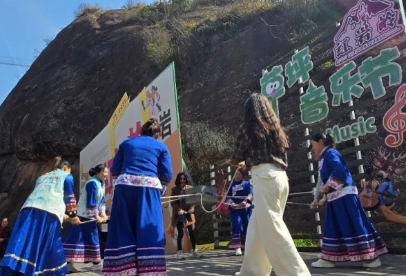 【新春走基层】省级非遗亮相张家界红岩岭景区 春节文旅融合年味浓