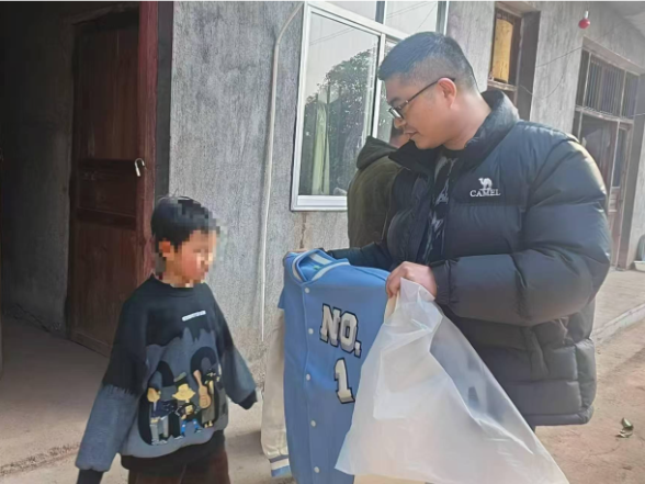 江垭镇：寒冬送暖 衣护成长
