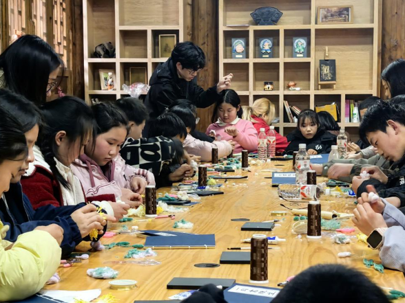 慈利县：古院书香润童心 清华学子助振兴