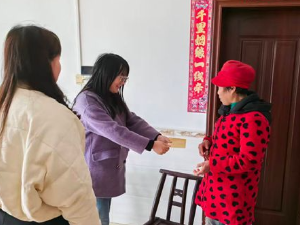 冷冬下的温暖集结一一岩泊渡镇“出手吧姐姐"在行动