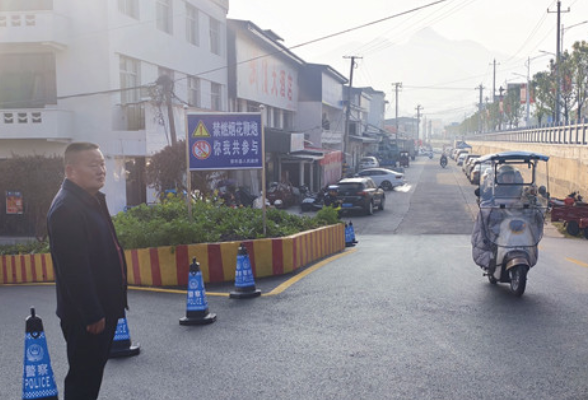 慈利县芙蓉学校：党员路口执勤护学 筑牢交通安全防线