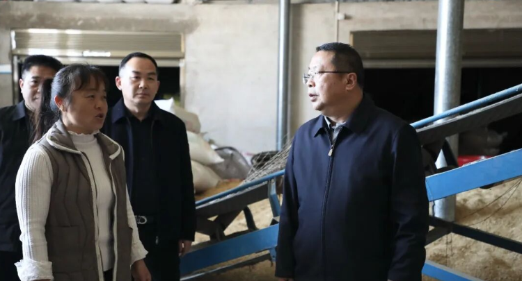 侯铁夫调研农业农村工作