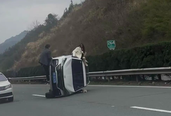 返程高峰车辆侧翻 检察司机“教科书式”高速救援
