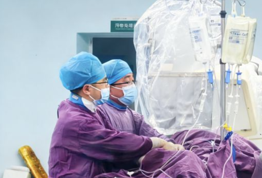 慈利县总医院人民医院院区成功完成颈内动脉C7段巨大负荷血栓取栓手术：全程3小时突破时间窗限制，高龄患者转危为安！