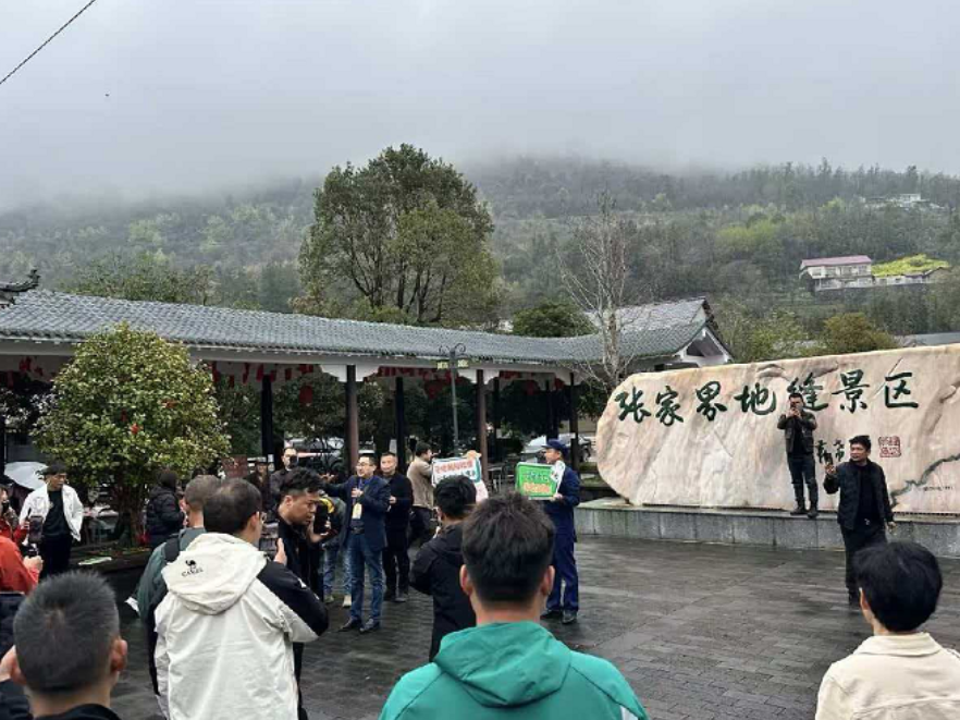 越野逐风探地缝 志愿护航暖金龙 ——和子坡越野挑战赛车友打卡张家界地缝景区侧记