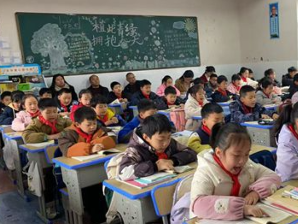 溪口镇中心完小——推门听课察实情 精准点评促成长