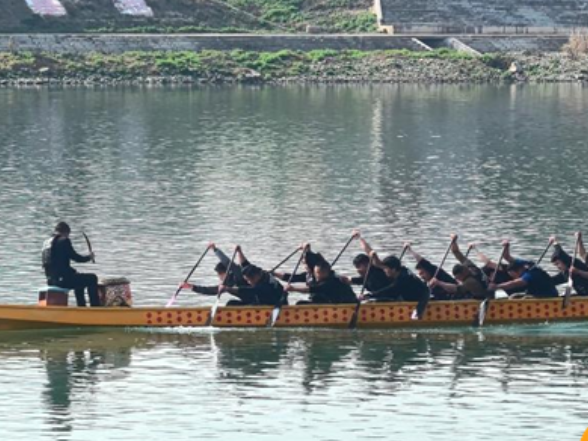 岩泊渡镇：龙舟登江启征程，挥桨备战向赛场