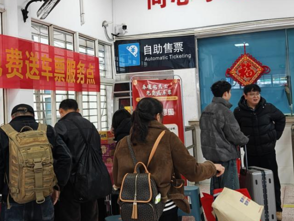 一趟专列，满载温情：慈利县人社部门暖心护送501名务工人员赴长沙复工