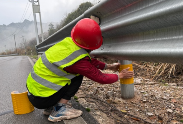 慈利县国省道安全节点护栏亮化工程：流光溢彩护平安 智慧亮化畅归途