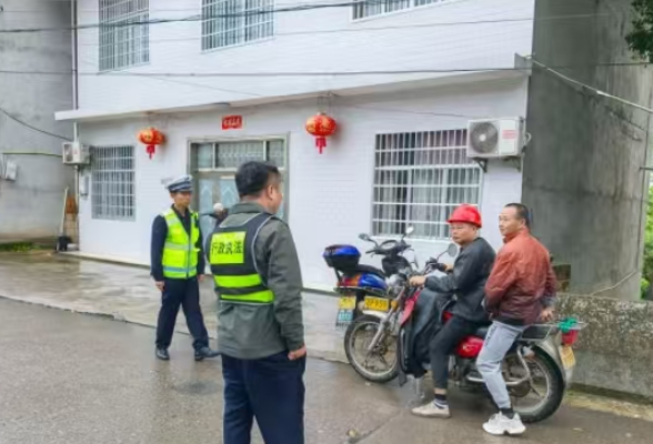 溪口镇开展场期交通安全专项整治行动 筑牢道路安全防线