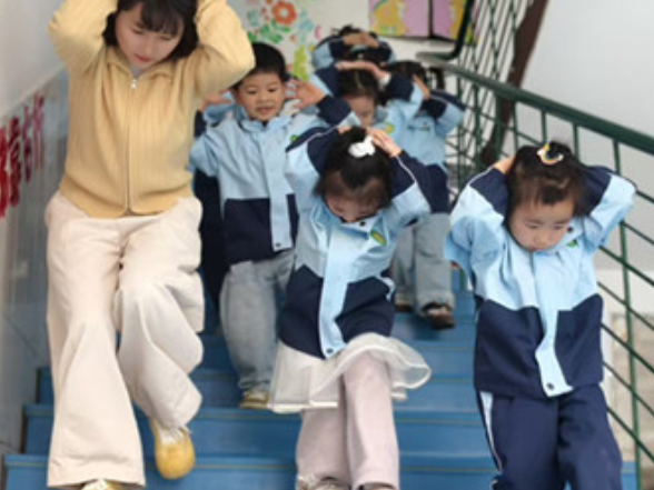 金慈实验幼儿园开展防地震防踩踏应急演练