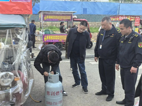 慈利县多部门联合开展校园周边环境暨流动摊贩燃气安全专项检查