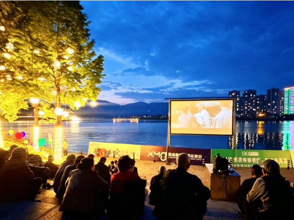 银幕点亮“龙超”夜：放马洲公园的露天电影，藏着慈利最暖的烟火气