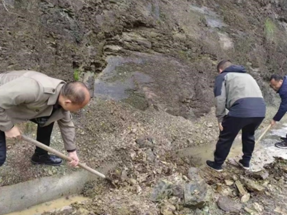 零溪镇拣花村：闻“汛”而动清淤忙，筑牢雨季“安全墙”