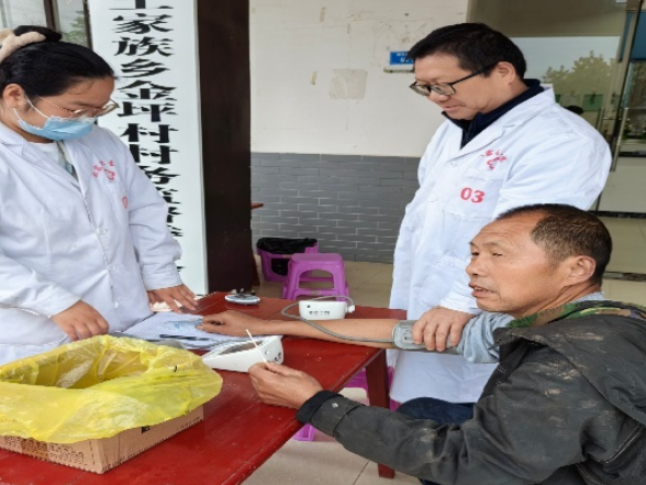 赵家岗土家族乡金坪村：健康体检暖人心，关爱老人护安康