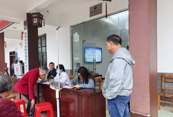 零溪镇金龙村：免费体检送上门 专车接送护安康