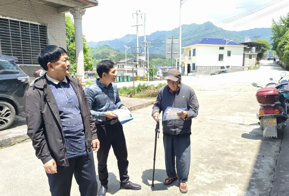 节前入户敲警钟 劝导戴盔保平安——零溪镇二都岗村开展“五一”交通安全宣传劝导活动