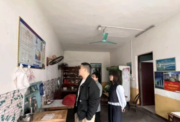 二坊坪镇：护航节日消费安全 深化食安隐患排查