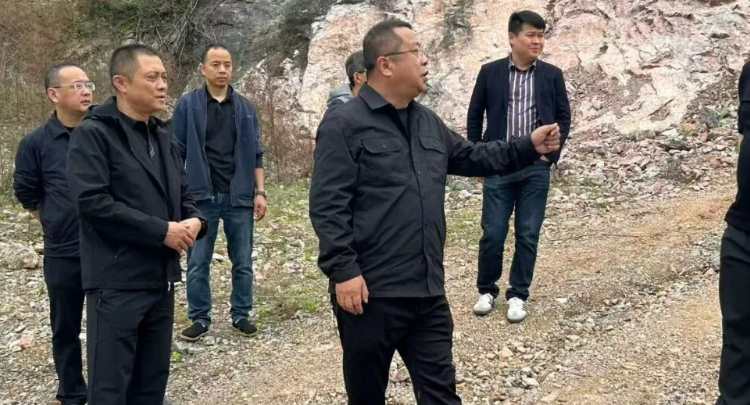 侯铁夫检查调度安全生产、社会稳定和防汛备汛工作