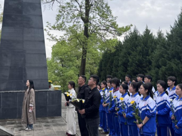 慈利二中：举行“清明祭英烈，奋斗正当时” 主题祭扫活动