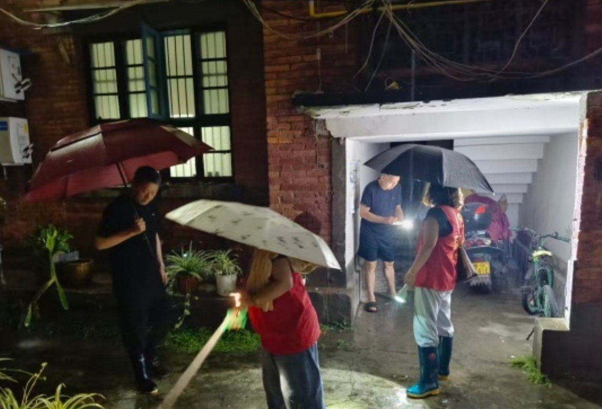 零阳街道东街社区：雨夜攻坚守平安 党建引领护家园