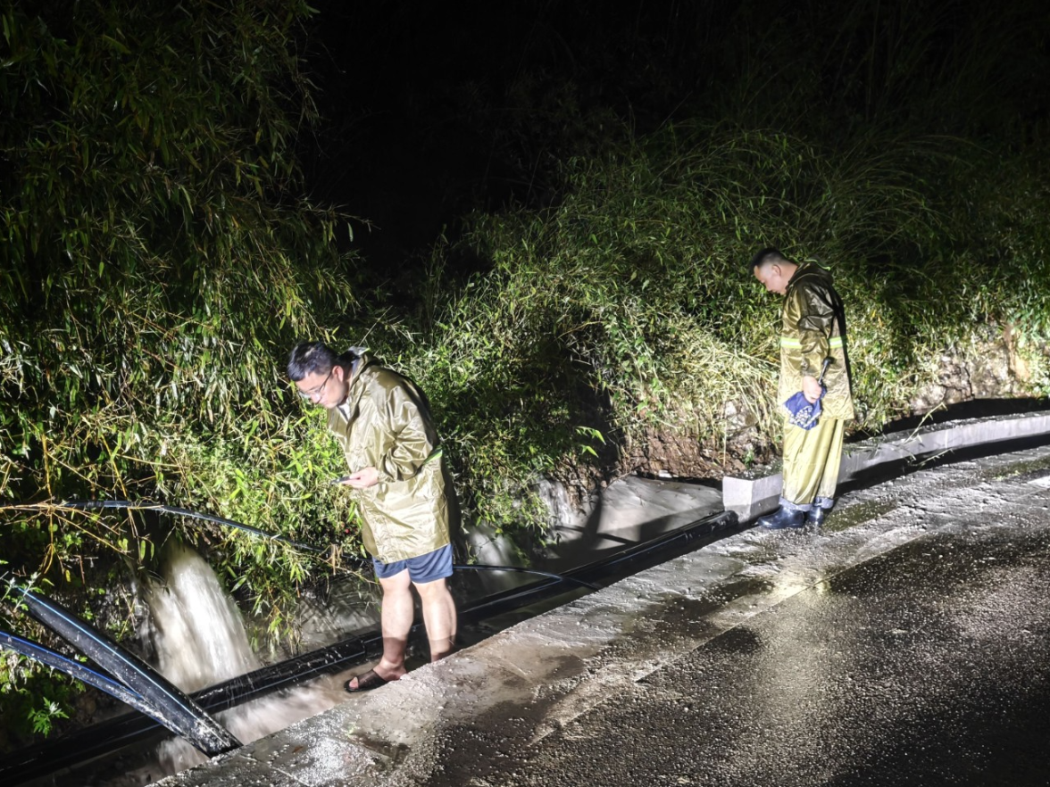 金慈街道垭门关村：雨夜冲锋守防线 防汛排涝护通行——垭门关村连夜开展汛期应急排险工作