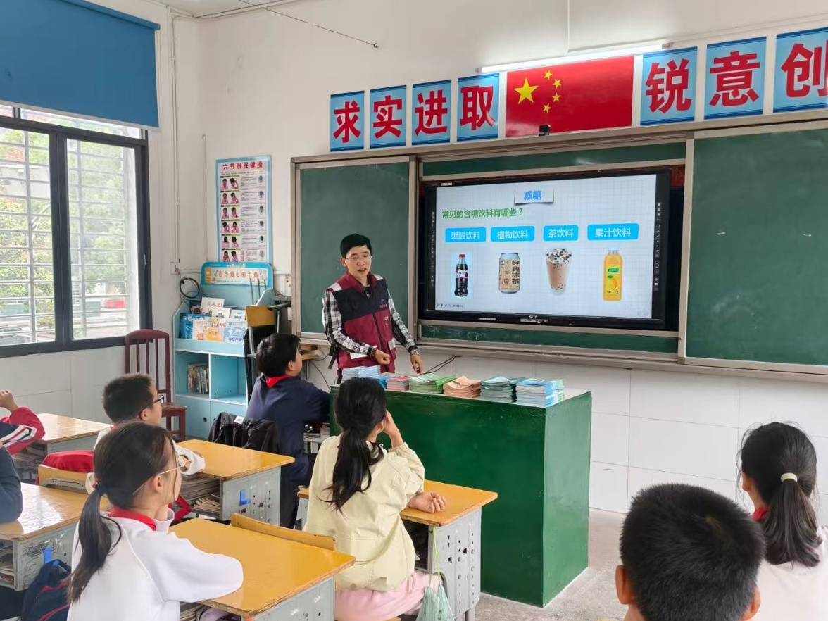校园营养餐 健康助成长——慈利县疾控中心联合教育局开展“5·20中国学生营养日”进校园宣传活动