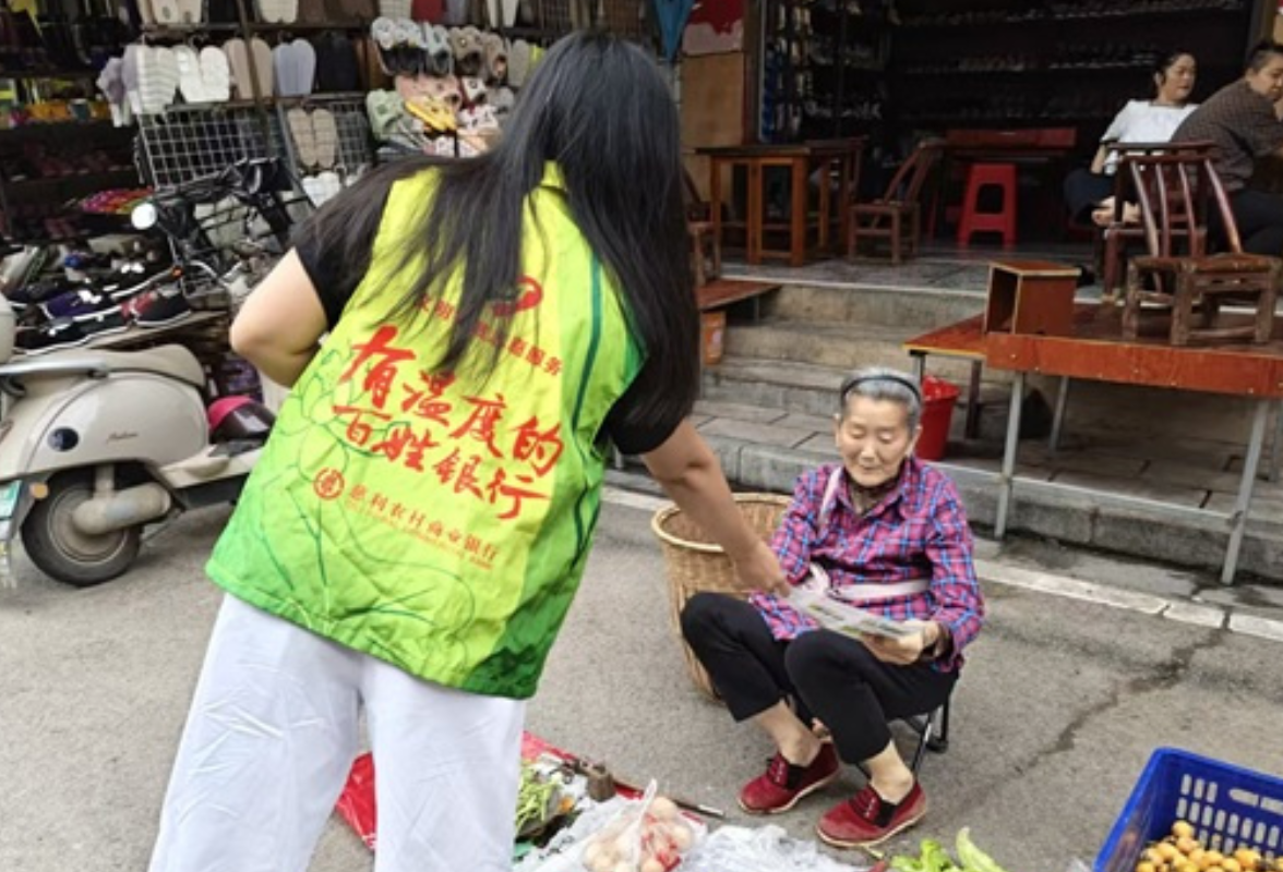 江垭镇：多方力量齐上阵 护航群众出行路