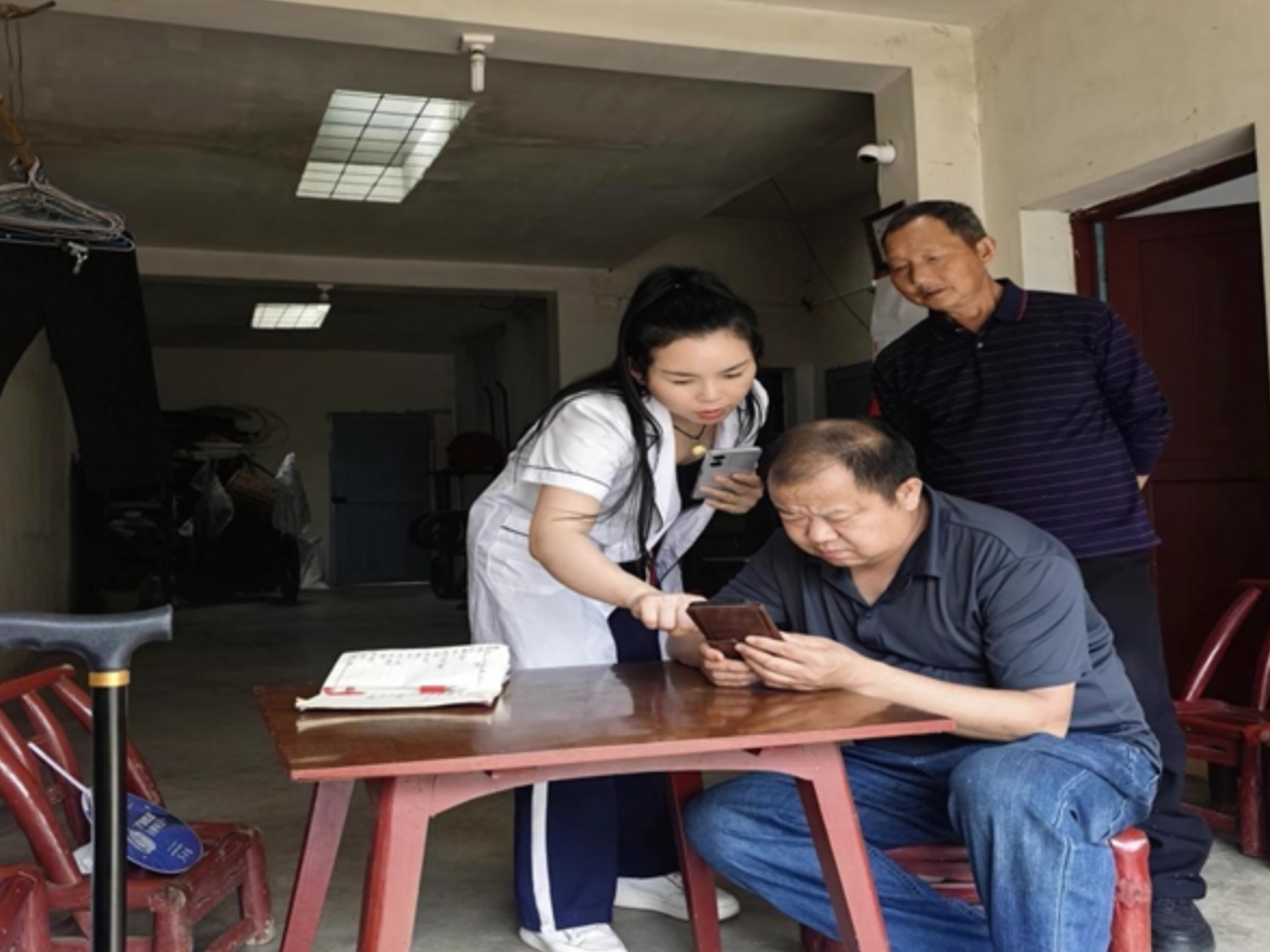 零溪镇岩溪村：村医上门签约，群众健康有“医”靠