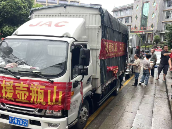 甘堰土家族乡：连夜聚力献爱心 人大代表驰援石门暖人心