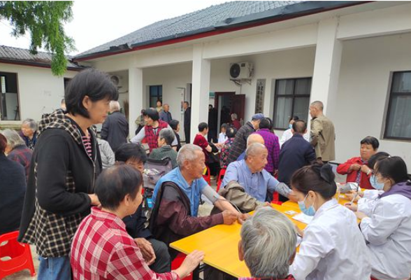 金慈街道太坪社区：暖心体检护安康 关爱老年群众