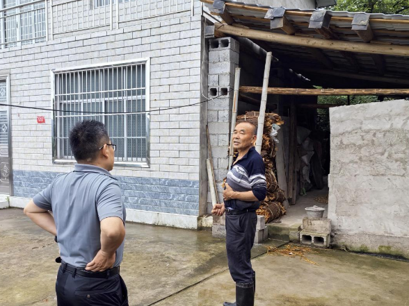 慈利县溪口镇：走村入户宣传控违治违 雨中排查筑牢安全防线
