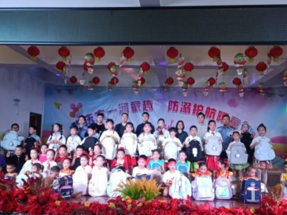杨柳铺乡：六一礼包暖心送 平安欢乐童年路