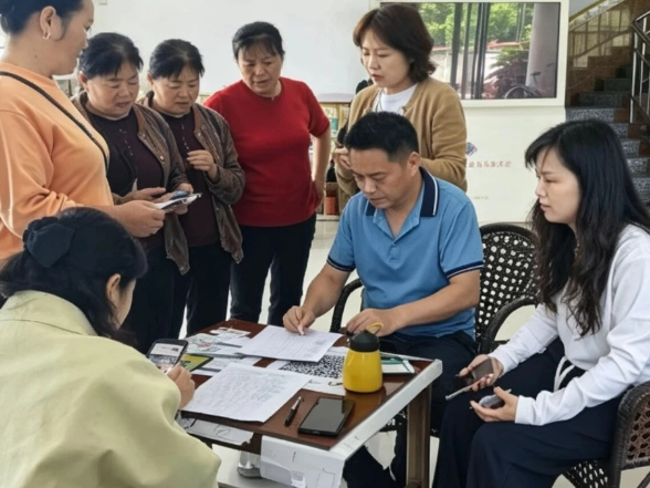 党建引领暖民心｜金花村便民服务“零距离”，社保卡更换送到家门口