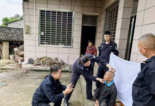 【慈利县为民办实事系列报道七】慈利公安“上门办证”解民忧：把户籍窗口搬到群众家门口