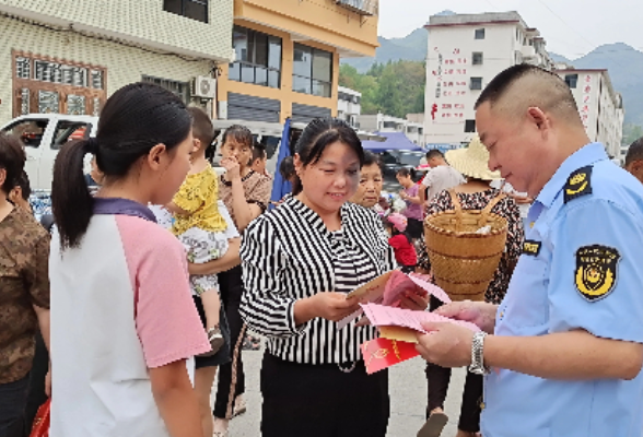 金岩土家族乡：以“党建红”引领“执法蓝”