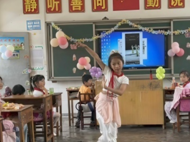 赵家岗土家族乡中心完小:一班一世界展风采，童心同快乐庆六一