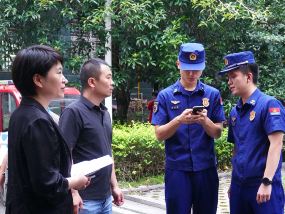 县住保中心联合县消防救援大队开展保障房小区消防安全夜间联合检查