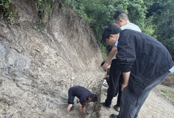 溪口镇天湖村：干群同心清淤除障 全力抢险保障通行