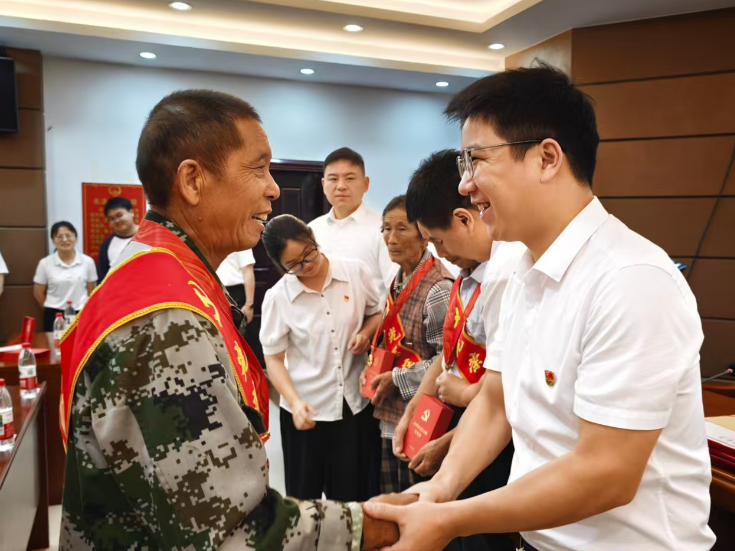 阳和土家族乡召开“两优一先”表彰大会