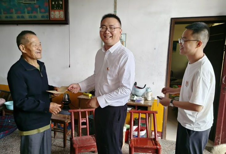 金慈街道：情系困难党员 温暖欢度七一 —垭门关村开展节前慰问活动