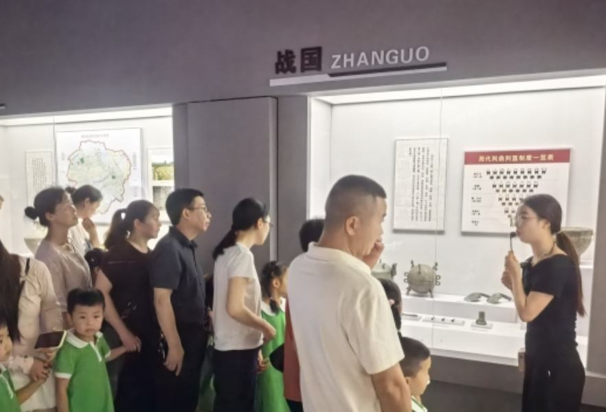 探秘县博 扇绘童心——“向阳花”行动亲子实践活动走进慈利县博物馆