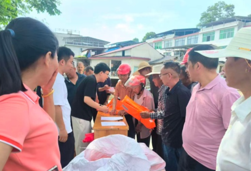 龙潭河镇：水上安全，“衣”路同行