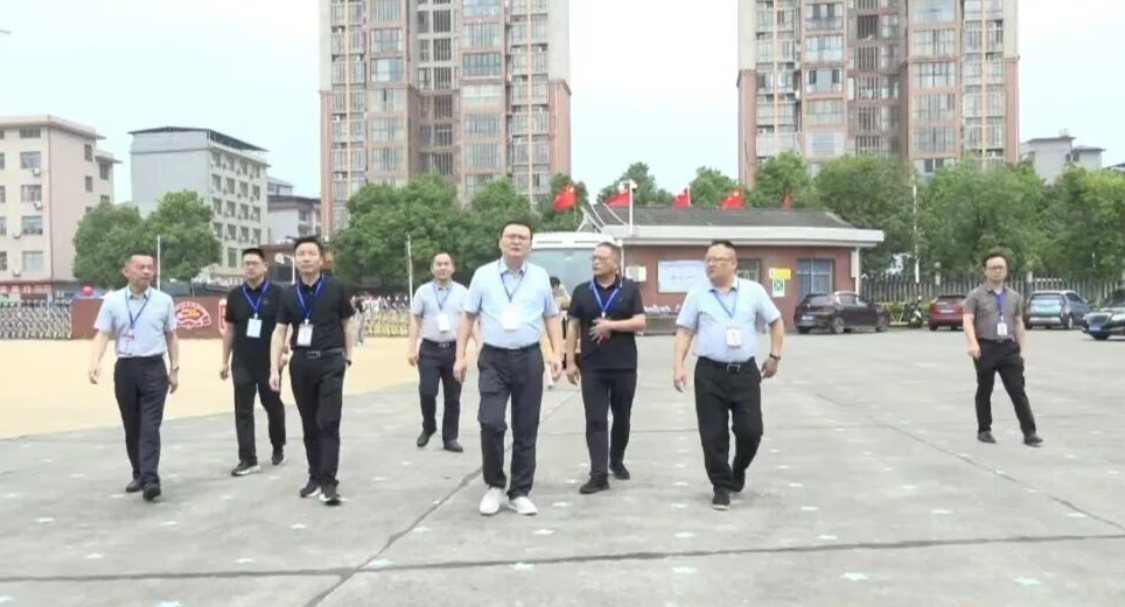 县领导巡视高考考点 全方位筑牢高考保障防线